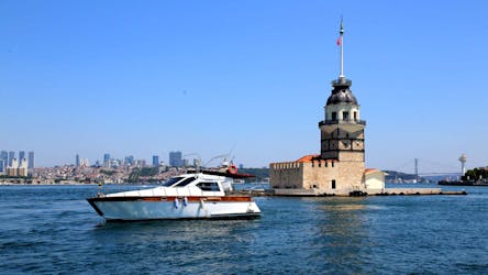 Yacht express de la tour de la jeune fille à Istanbul